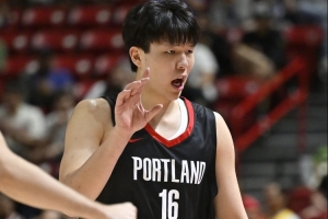 杨毅：杨瀚森敢于沟通、指挥、处理球 他的松弛感让人过目难忘